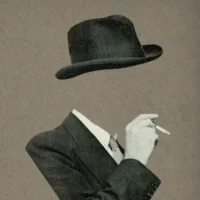 cappello-parlante-identita-invisibile Collage surrealista di un uomo senza volto con cappello e sigaretta, rappresentazione del Cappello Parlante e della trascendenza dell'identità nel Brano 59.