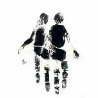 Un intricato abbraccio tra figure umane e divine che formano un volto unico, simbolo della fusione tra io e invisibile nella Lettura dei Registri Akashici del Brano 25.