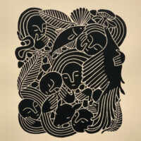linoleografia-volti-spirito-registri-akashici-maestro Maestro: Stampa d'arte in stile linoleografia nera su fondo crema, raffigurante un intreccio monolineare di volti umani, mani, un pesce e forme botaniche per la Lettura 136